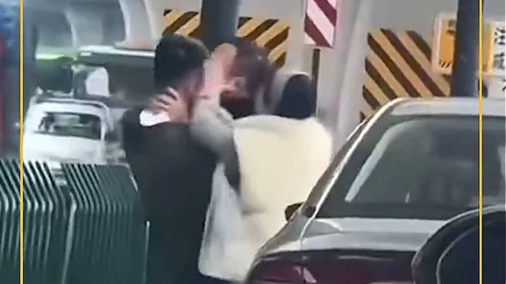 Va chạm giao thông thành màn tấu hài khó đỡ, người khen đáng yêu, người băn khoăn tội quấy rối Va chạm giao thông thành màn tấu hài khó đỡ, người khen đáng yêu, người băn khoăn tội quấy rối