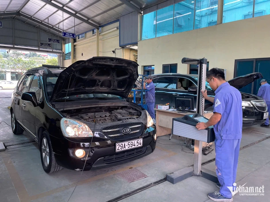 Vì sao đăng kiểm viên đạp hết ga để kiểm tra khí thải của xe ô tô? Vì sao đăng kiểm viên đạp hết ga để kiểm tra khí thải của xe ô tô?