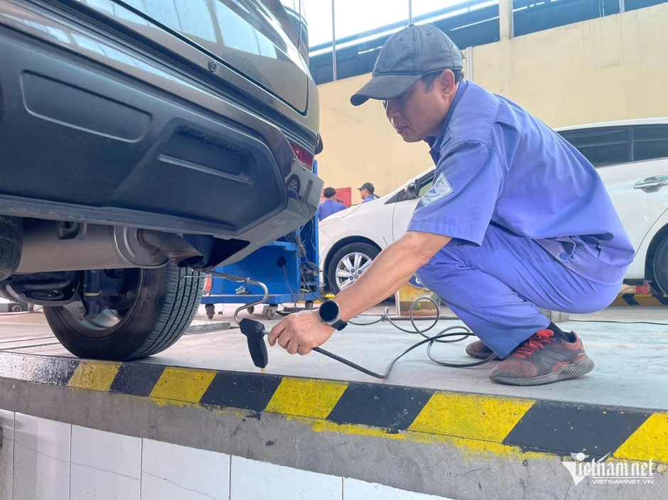Vì sao đăng kiểm viên đạp hết ga để kiểm tra khí thải của xe ô tô? Vì sao đăng kiểm viên đạp hết ga để kiểm tra khí thải của xe ô tô?