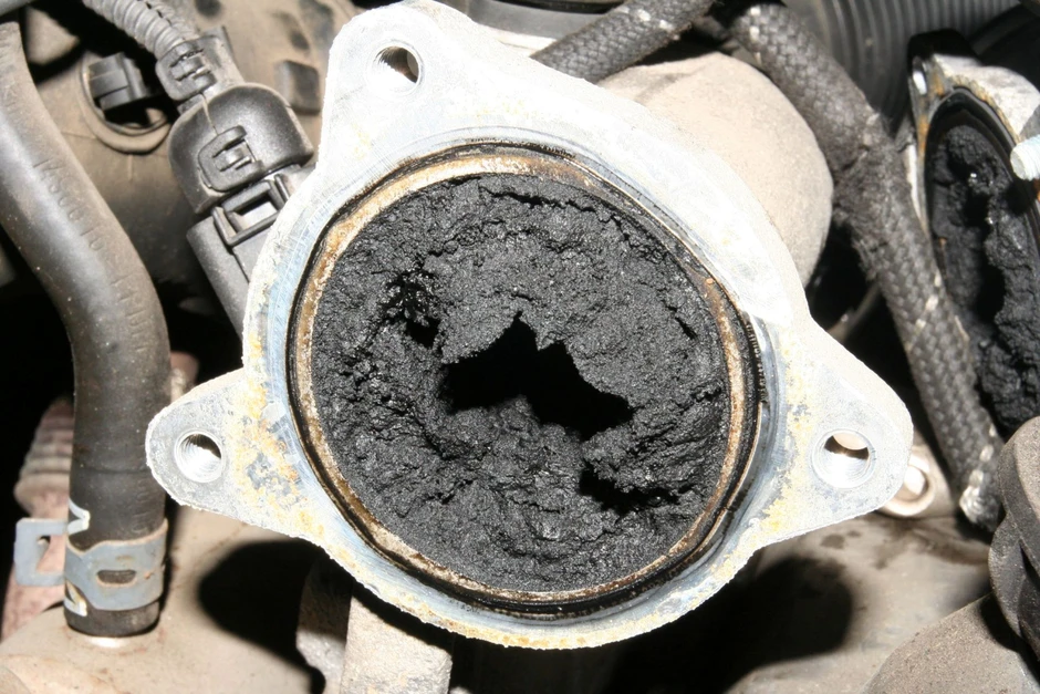 Vì sao động cơ diesel chạy không tải lâu có thể hại hơn cả khi lái xe có tải?