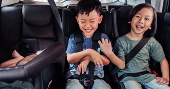 Vì sao không nên để trẻ em ngồi hàng ghế trước trên ô tô?