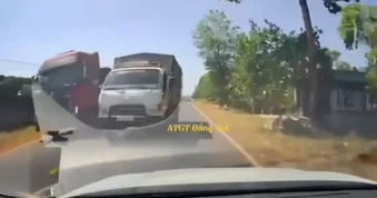 Video: Tài xế xe tải vượt ẩu bất chấp nguy hiểm bị công an mời làm việc