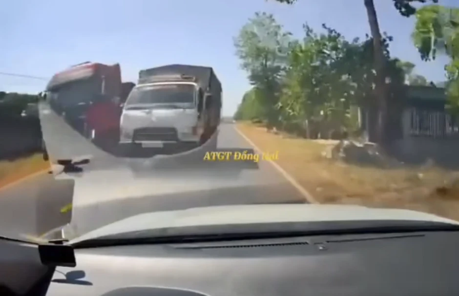 Video: Tài xế xe tải vượt ẩu bất chấp nguy hiểm bị công an mời làm việc Video: Tài xế xe tải vượt ẩu bất chấp nguy hiểm bị công an mời làm việc