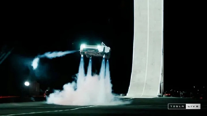 Video: Tesla Roadster - ô tô điện biết bay, xoay vòng trên không Video: Tesla Roadster - ô tô điện biết bay, xoay vòng trên không