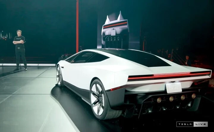 Video: Tesla Roadster - ô tô điện biết bay, xoay vòng trên không Video: Tesla Roadster - ô tô điện biết bay, xoay vòng trên không