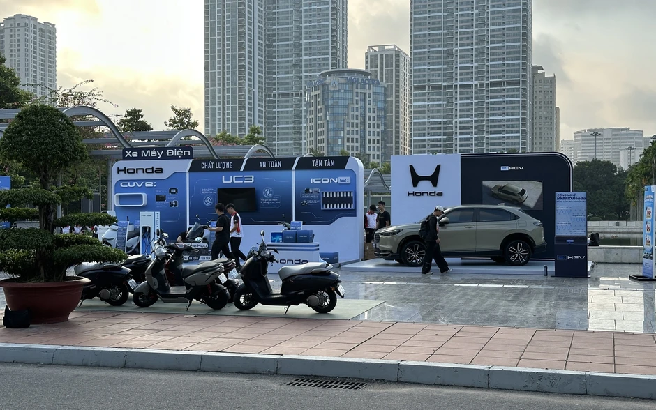 VIMS trước giờ G: Hơn 60 chiếc xe xuất hiện, 4 gian trưng bày tất bật hoàn thiện khâu cuối cùng để đón khách VIMS trước giờ G: Hơn 60 chiếc xe xuất hiện, 4 gian trưng bày tất bật hoàn thiện khâu cuối cùng để đón khách