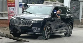 VinFast VF 9 thiết kế lạ xuất hiện trên đường phố, dễ liên tưởng tới xe xăng, hybrid