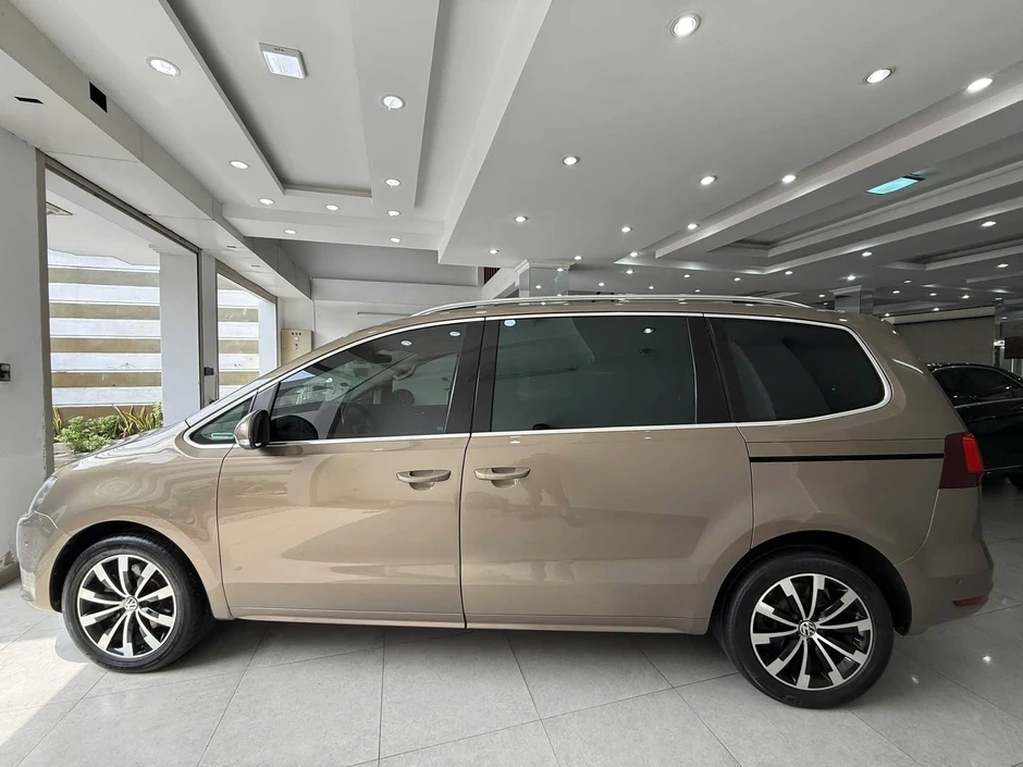 Volkswagen Sharan 10 năm tuổi bán lại ngang giá Honda City mới: Dài ngang Everest, cửa lùa, có ghế massage, cửa nóc toàn cảnh Volkswagen Sharan 10 năm tuổi bán lại ngang giá Honda City mới: Dài ngang Everest, cửa lùa, có ghế massage, cửa nóc toàn cảnh