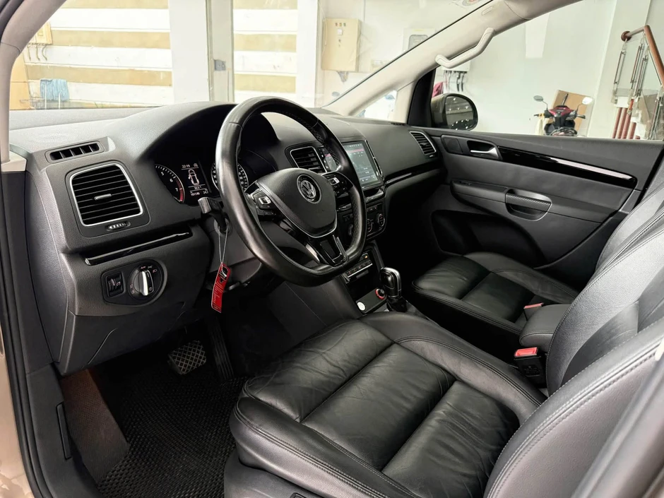 Volkswagen Sharan 10 năm tuổi bán lại ngang giá Honda City mới: Dài ngang Everest, cửa lùa, có ghế massage, cửa nóc toàn cảnh Volkswagen Sharan 10 năm tuổi bán lại ngang giá Honda City mới: Dài ngang Everest, cửa lùa, có ghế massage, cửa nóc toàn cảnh