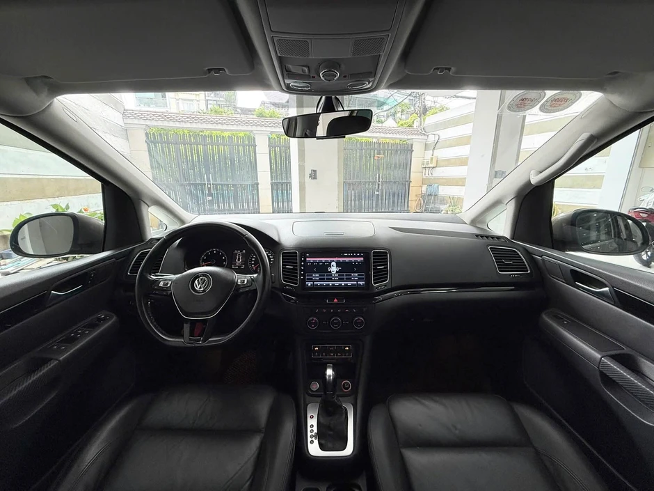 Volkswagen Sharan 10 năm tuổi bán lại ngang giá Honda City mới: Dài ngang Everest, cửa lùa, có ghế massage, cửa nóc toàn cảnh Volkswagen Sharan 10 năm tuổi bán lại ngang giá Honda City mới: Dài ngang Everest, cửa lùa, có ghế massage, cửa nóc toàn cảnh
