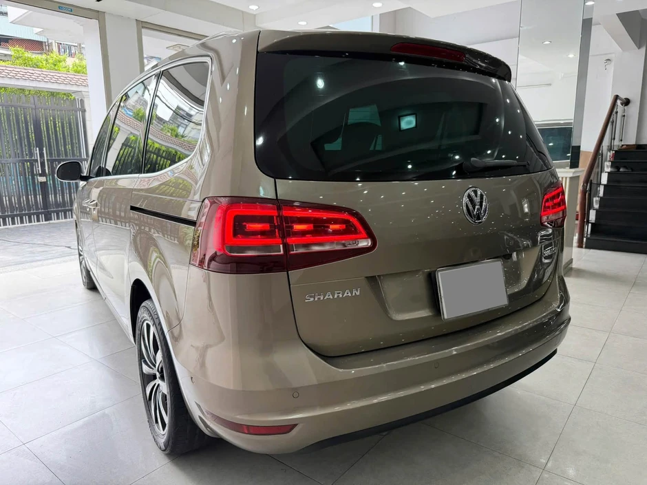 Volkswagen Sharan 10 năm tuổi bán lại ngang giá Honda City mới: Dài ngang Everest, cửa lùa, có ghế massage, cửa nóc toàn cảnh Volkswagen Sharan 10 năm tuổi bán lại ngang giá Honda City mới: Dài ngang Everest, cửa lùa, có ghế massage, cửa nóc toàn cảnh