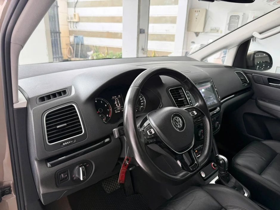 Volkswagen Sharan 10 năm tuổi bán lại ngang giá Honda City mới: Dài ngang Everest, cửa lùa, có ghế massage, cửa nóc toàn cảnh Volkswagen Sharan 10 năm tuổi bán lại ngang giá Honda City mới: Dài ngang Everest, cửa lùa, có ghế massage, cửa nóc toàn cảnh