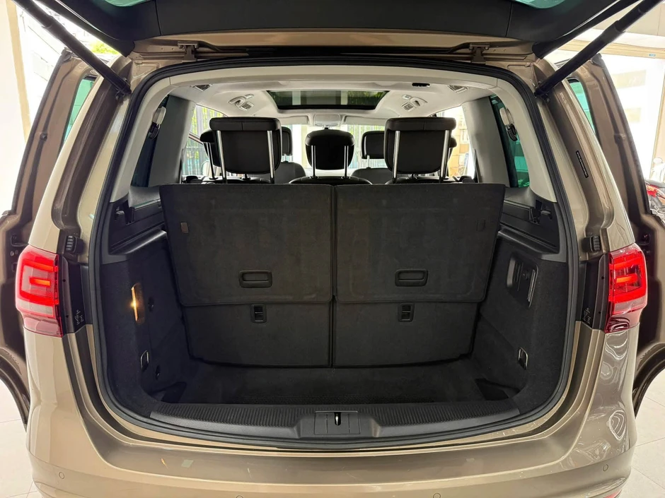 Volkswagen Sharan 10 năm tuổi bán lại ngang giá Honda City mới: Dài ngang Everest, cửa lùa, có ghế massage, cửa nóc toàn cảnh Volkswagen Sharan 10 năm tuổi bán lại ngang giá Honda City mới: Dài ngang Everest, cửa lùa, có ghế massage, cửa nóc toàn cảnh