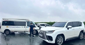 Vụ ô tô Lexus lạng lách, dừng giữa cao tốc có dấu hiệu tội phạm