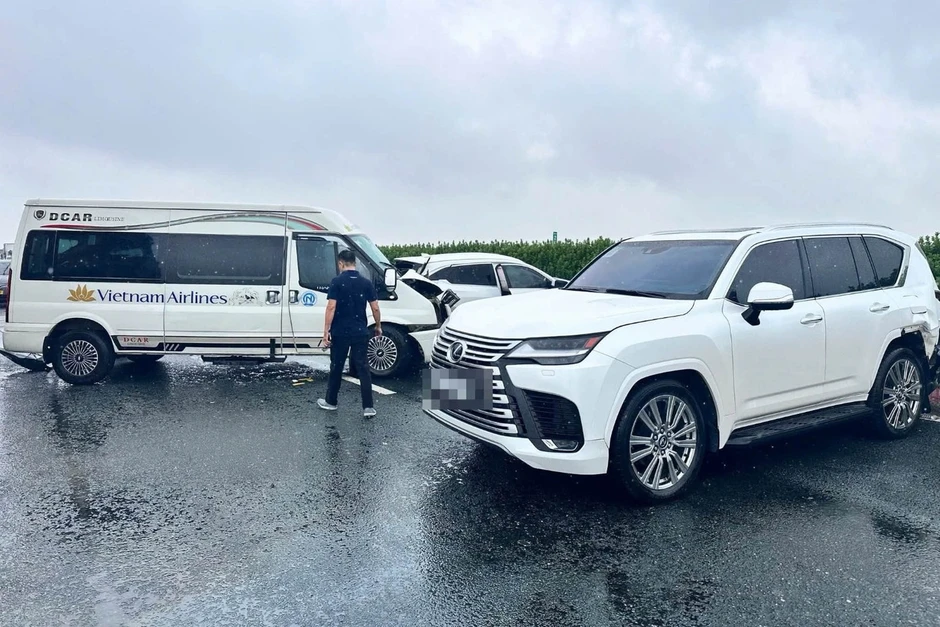 Vụ ô tô Lexus lạng lách, dừng giữa cao tốc có dấu hiệu tội phạm Vụ ô tô Lexus lạng lách, dừng giữa cao tốc có dấu hiệu tội phạm