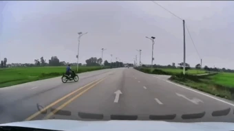 Vụ xe máy sang đường bị ô tô húc ngã xuống ruộng: Lỗi tại ai?