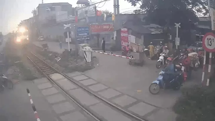 Vừa dùng điện thoại vừa 'cướp đường', xe máy bị tàu SE8 húc văng Vừa dùng điện thoại vừa 'cướp đường', xe máy bị tàu SE8 húc văng
