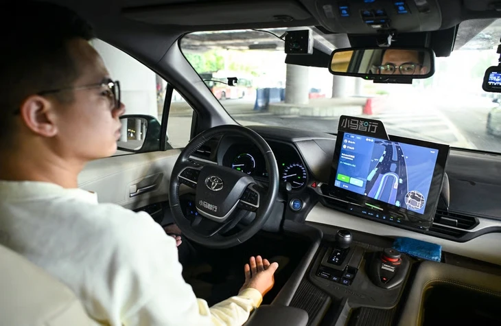 Vừa trang điểm vừa nhảy múa khi lái xe, cô gái khai lý do khó đỡ: 'Xe còn tự lái tốt hơn tôi' Vừa trang điểm vừa nhảy múa khi lái xe, cô gái khai lý do khó đỡ: 'Xe còn tự lái tốt hơn tôi'