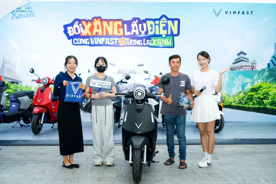 Vượt hàng chục km, khách hàng 'chốt liền tay' xe máy điện VinFast