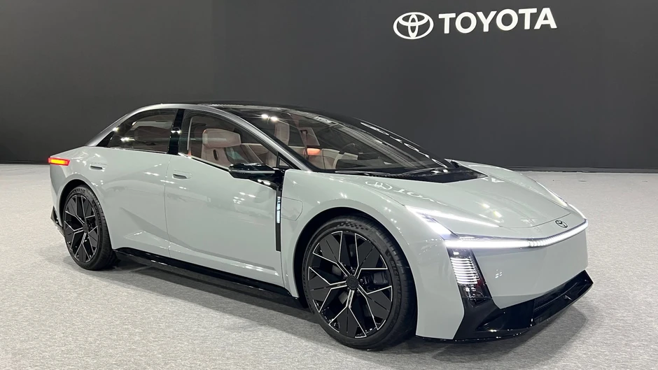 Xe bán chạy nhất lịch sử Toyota lộ bản mới Xe bán chạy nhất lịch sử Toyota lộ bản mới