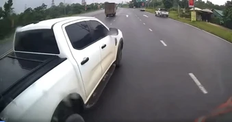 Xe bán tải di chuyển khó hiểu, lùi giữa đường gây nguy hiểm