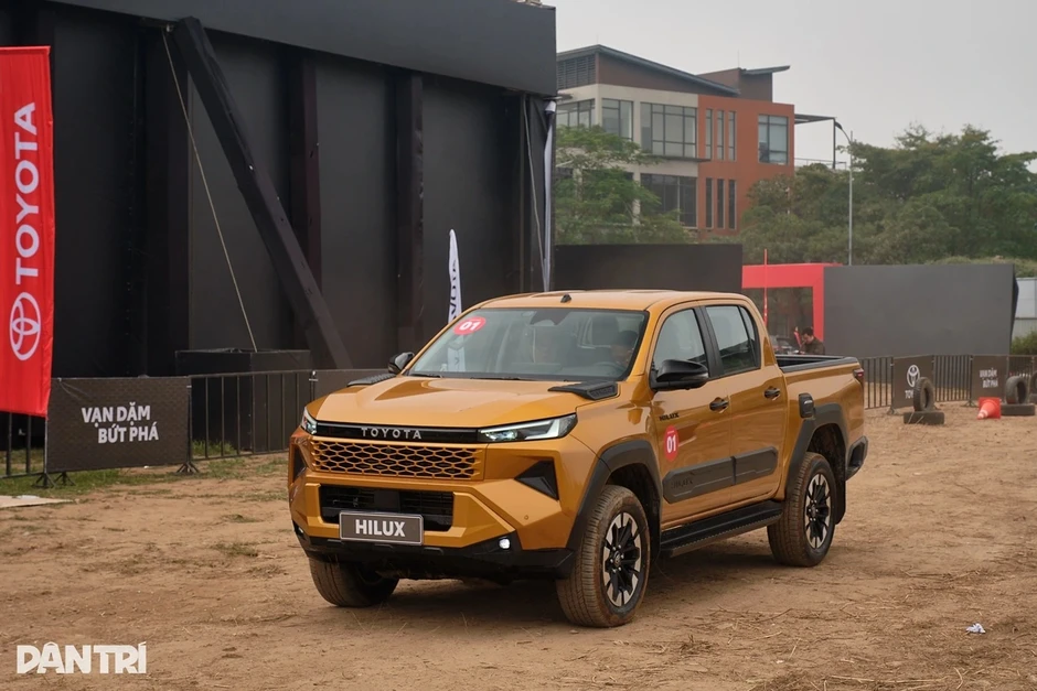 Xe bán tải hút khách, Hilux giảm tiêu thụ vẫn “hot” hơn Triton Xe bán tải hút khách, Hilux giảm tiêu thụ vẫn “hot” hơn Triton