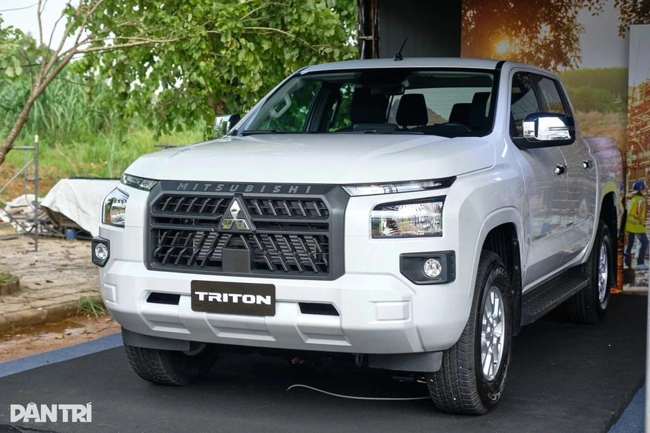 Xe bán tải hút khách, Hilux giảm tiêu thụ vẫn “hot” hơn Triton Xe bán tải hút khách, Hilux giảm tiêu thụ vẫn “hot” hơn Triton