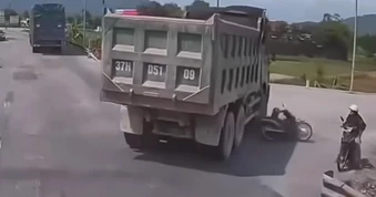 Xe ben chuyển hướng, ẩu suýt cán trúng người đi xe máy