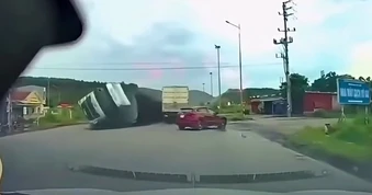 Xe ben lật khi ôm cua ở Quảng Ninh, tài xế ô tô con đánh lái thoát nạn