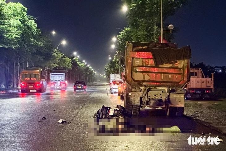 Xe ben va chạm xe máy trong cơn mưa ở Hà Nội, 2 người chết Xe ben va chạm xe máy trong cơn mưa ở Hà Nội, 2 người chết