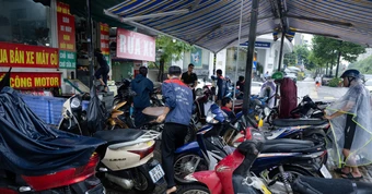 Xe “chết máy” xếp hàng la liệt sau mưa ngập, tiệm sửa xe quá tải: Có người tốn vài triệu đồng