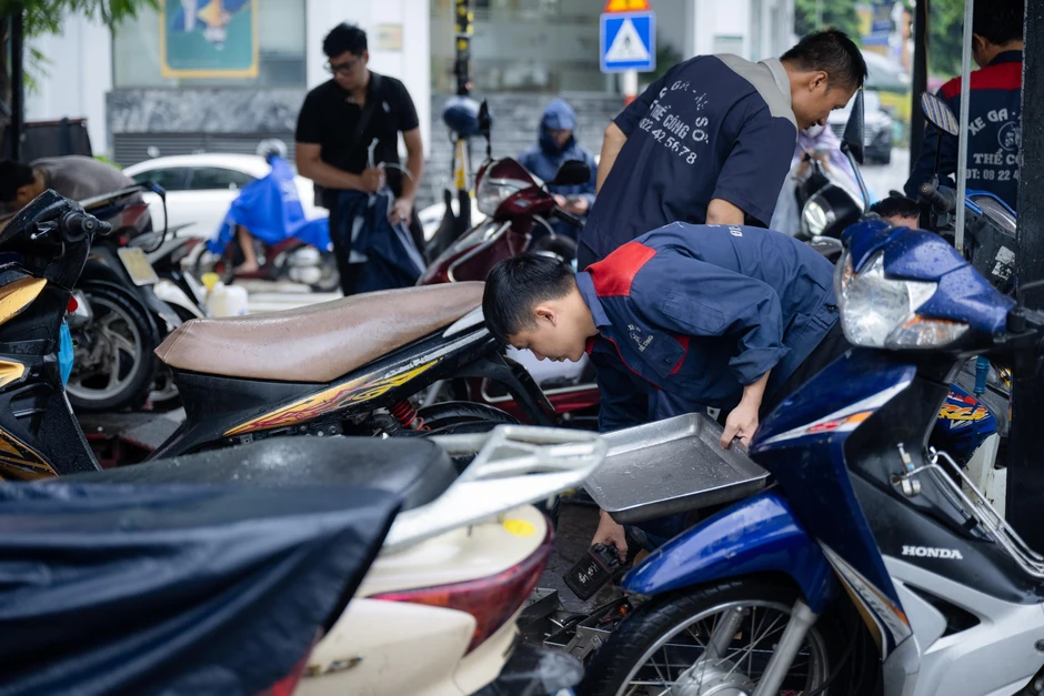 Xe “chết máy” xếp hàng la liệt sau mưa ngập, tiệm sửa xe quá tải: Có người tốn vài triệu đồng Xe “chết máy” xếp hàng la liệt sau mưa ngập, tiệm sửa xe quá tải: Có người tốn vài triệu đồng