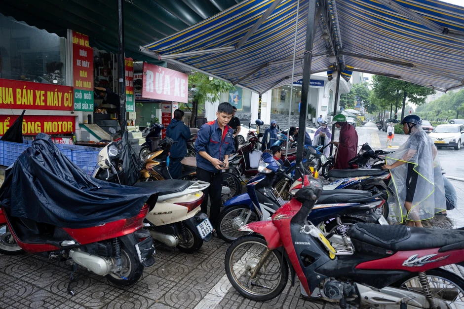 Xe “chết máy” xếp hàng la liệt sau mưa ngập, tiệm sửa xe quá tải: Có người tốn vài triệu đồng Xe “chết máy” xếp hàng la liệt sau mưa ngập, tiệm sửa xe quá tải: Có người tốn vài triệu đồng