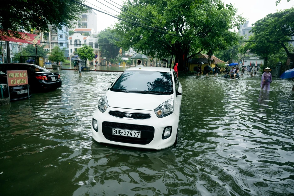 Xe “chết máy” xếp hàng la liệt sau mưa ngập, tiệm sửa xe quá tải: Có người tốn vài triệu đồng Xe “chết máy” xếp hàng la liệt sau mưa ngập, tiệm sửa xe quá tải: Có người tốn vài triệu đồng