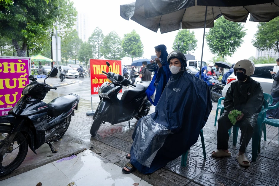 Xe “chết máy” xếp hàng la liệt sau mưa ngập, tiệm sửa xe quá tải: Có người tốn vài triệu đồng Xe “chết máy” xếp hàng la liệt sau mưa ngập, tiệm sửa xe quá tải: Có người tốn vài triệu đồng