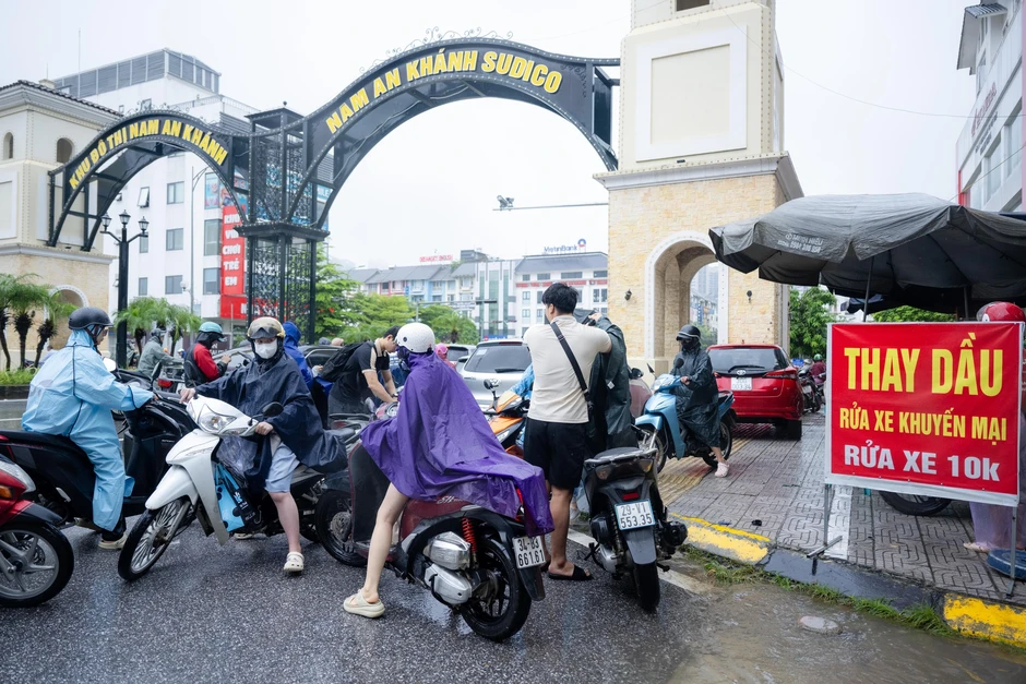 Xe “chết máy” xếp hàng la liệt sau mưa ngập, tiệm sửa xe quá tải: Có người tốn vài triệu đồng Xe “chết máy” xếp hàng la liệt sau mưa ngập, tiệm sửa xe quá tải: Có người tốn vài triệu đồng