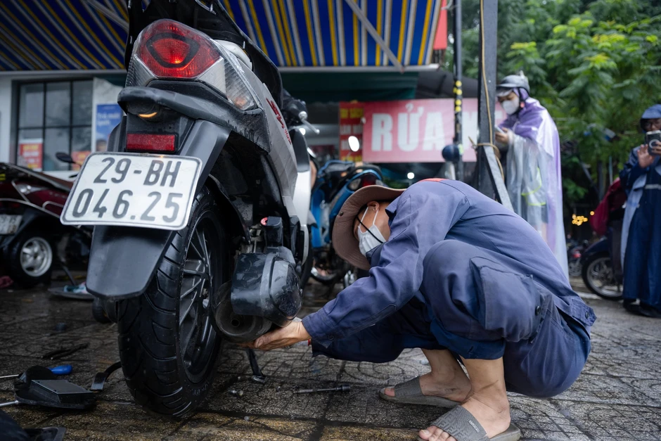 Xe “chết máy” xếp hàng la liệt sau mưa ngập, tiệm sửa xe quá tải: Có người tốn vài triệu đồng Xe “chết máy” xếp hàng la liệt sau mưa ngập, tiệm sửa xe quá tải: Có người tốn vài triệu đồng