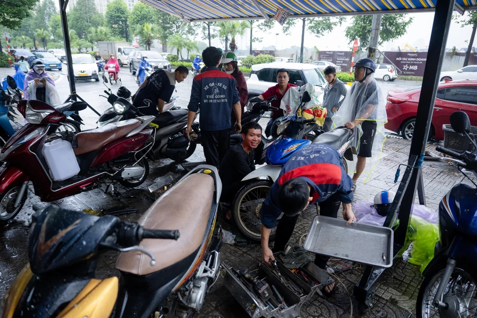 Xe “chết máy” xếp hàng la liệt sau mưa ngập, tiệm sửa xe quá tải: Có người tốn vài triệu đồng Xe “chết máy” xếp hàng la liệt sau mưa ngập, tiệm sửa xe quá tải: Có người tốn vài triệu đồng