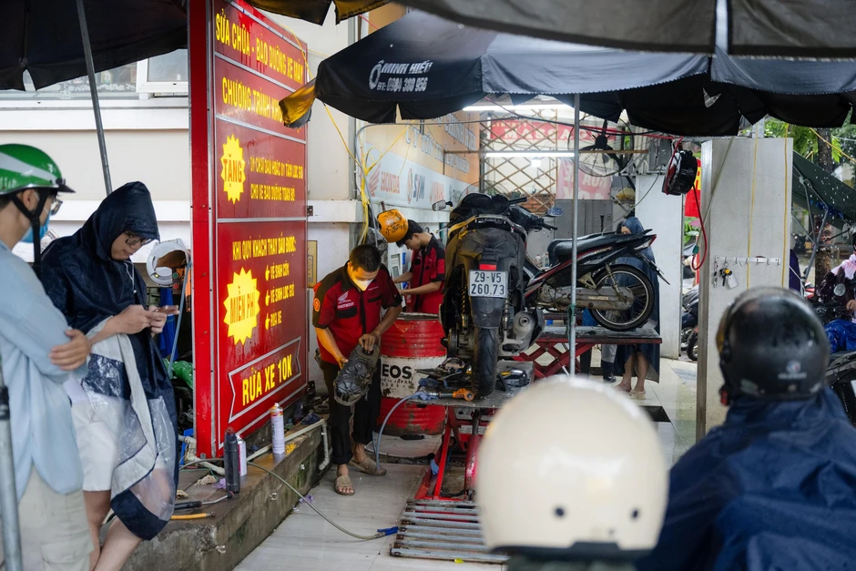 Xe “chết máy” xếp hàng la liệt sau mưa ngập, tiệm sửa xe quá tải: Có người tốn vài triệu đồng Xe “chết máy” xếp hàng la liệt sau mưa ngập, tiệm sửa xe quá tải: Có người tốn vài triệu đồng