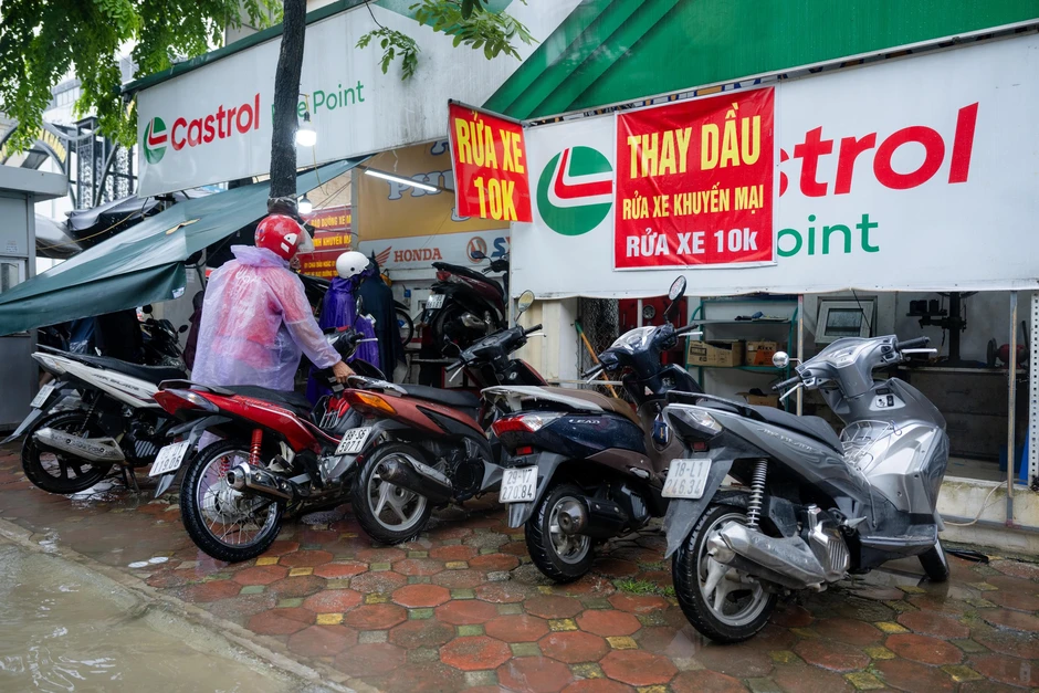 Xe “chết máy” xếp hàng la liệt sau mưa ngập, tiệm sửa xe quá tải: Có người tốn vài triệu đồng Xe “chết máy” xếp hàng la liệt sau mưa ngập, tiệm sửa xe quá tải: Có người tốn vài triệu đồng