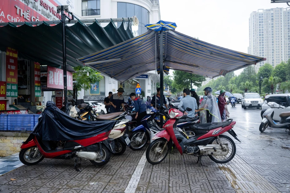Xe “chết máy” xếp hàng la liệt sau mưa ngập, tiệm sửa xe quá tải: Có người tốn vài triệu đồng Xe “chết máy” xếp hàng la liệt sau mưa ngập, tiệm sửa xe quá tải: Có người tốn vài triệu đồng