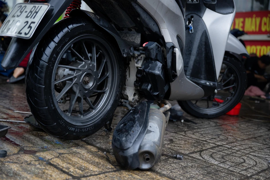 Xe “chết máy” xếp hàng la liệt sau mưa ngập, tiệm sửa xe quá tải: Có người tốn vài triệu đồng Xe “chết máy” xếp hàng la liệt sau mưa ngập, tiệm sửa xe quá tải: Có người tốn vài triệu đồng