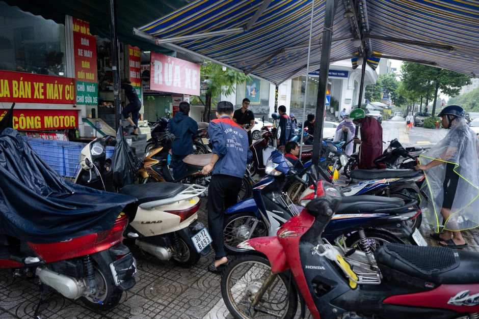 Xe “chết máy” xếp hàng la liệt sau mưa ngập, tiệm sửa xe quá tải: Có người tốn vài triệu đồng Xe “chết máy” xếp hàng la liệt sau mưa ngập, tiệm sửa xe quá tải: Có người tốn vài triệu đồng