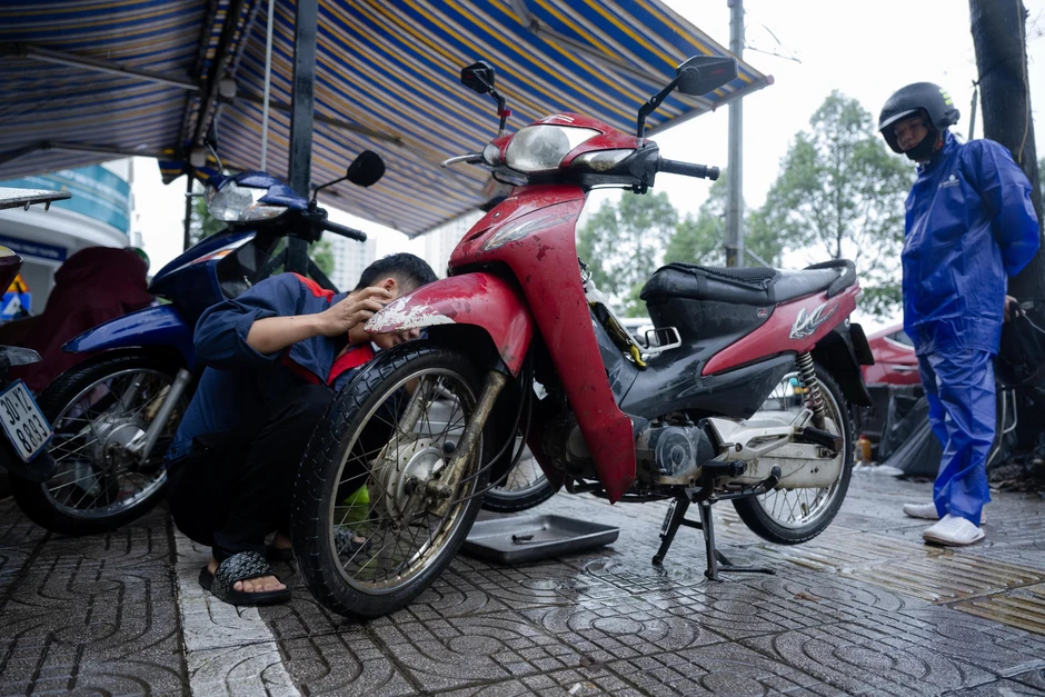 Xe “chết máy” xếp hàng la liệt sau mưa ngập, tiệm sửa xe quá tải: Có người tốn vài triệu đồng Xe “chết máy” xếp hàng la liệt sau mưa ngập, tiệm sửa xe quá tải: Có người tốn vài triệu đồng