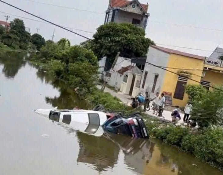 Xe cứu hộ chở ô tô Lexus bất ngờ trượt xuống sông Xe cứu hộ chở ô tô Lexus bất ngờ trượt xuống sông
