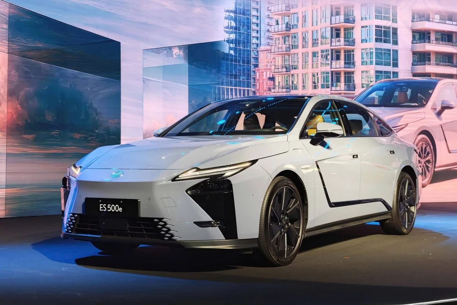Xe điện Lexus đầu tiên tại Việt Nam chốt giá dưới 3 tỷ đồng