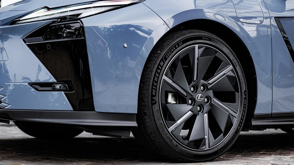 Xe điện Lexus đầu tiên tại Việt Nam chốt giá dưới 3 tỷ đồng