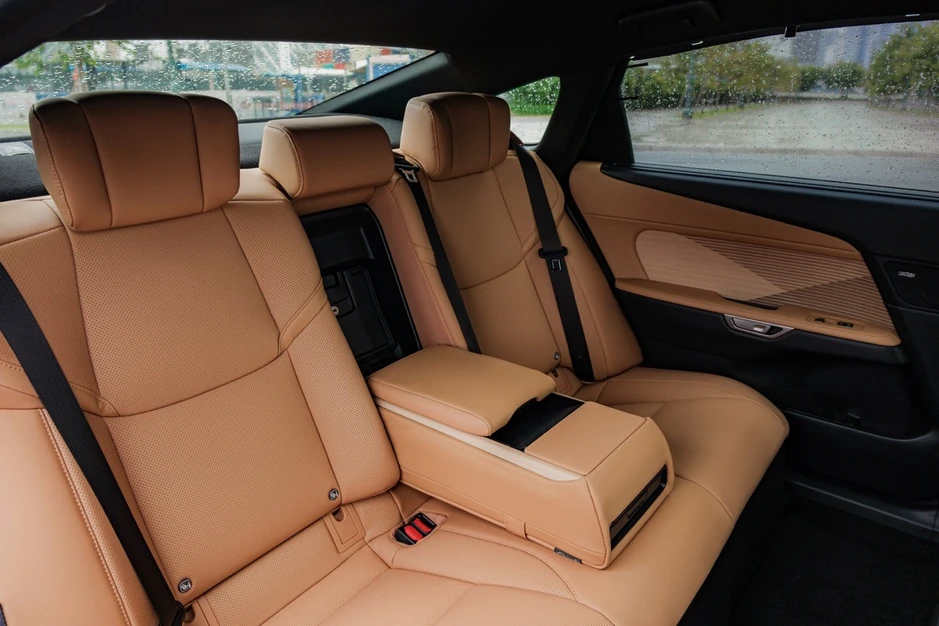 Xe điện Lexus đầu tiên tại Việt Nam chốt giá dưới 3 tỷ đồng