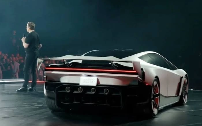 Xe điện mới của Tesla trình diễn bay và nhào lộn trên không Xe điện mới của Tesla trình diễn bay và nhào lộn trên không