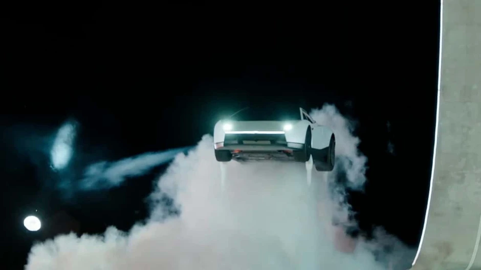 Xe điện mới của Tesla trình diễn bay và nhào lộn trên không Xe điện mới của Tesla trình diễn bay và nhào lộn trên không